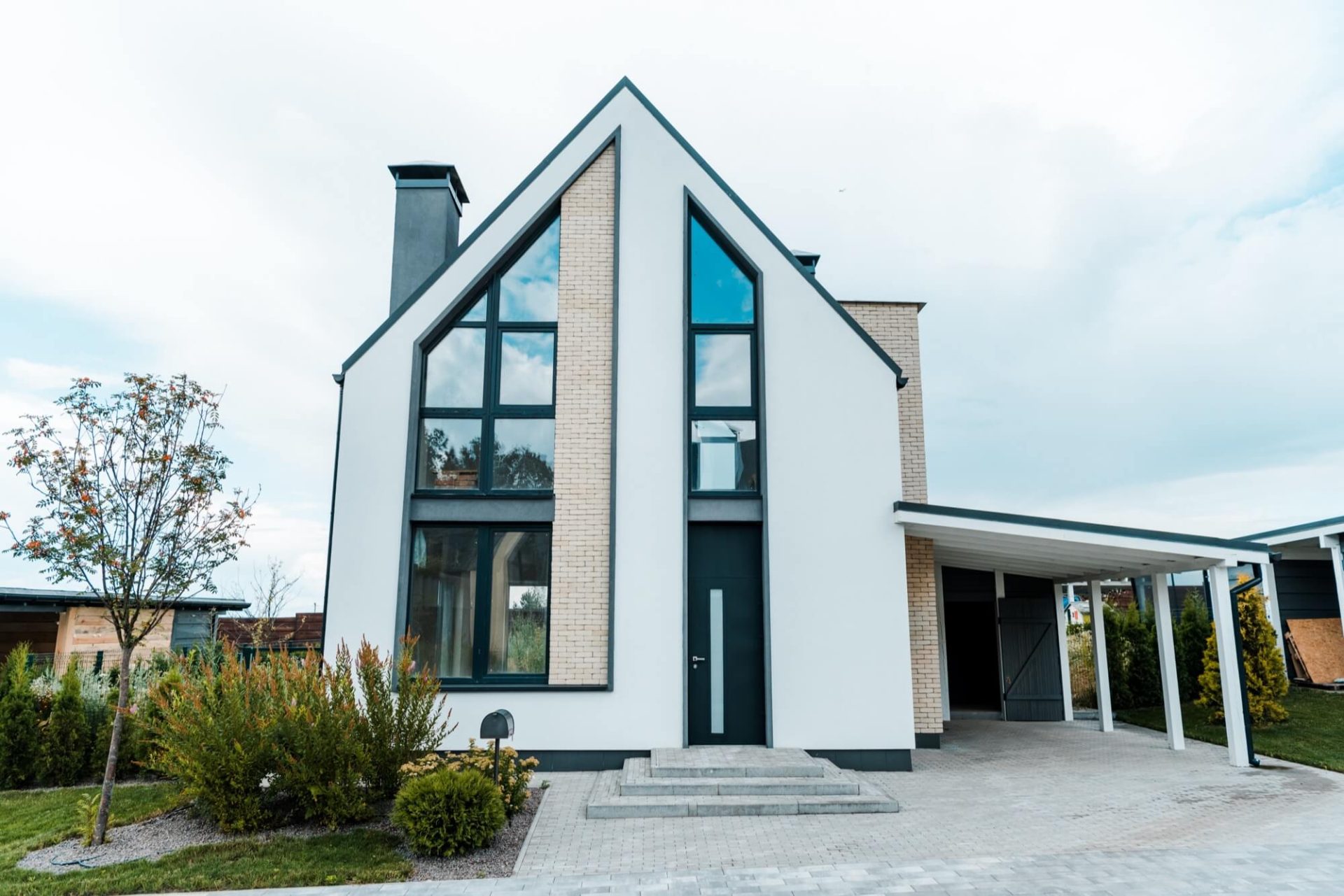 Med sin renoverade fasad, omfattande glaspartier, svarta tak och designade uppfart framstår denna villa som utpräglat modern